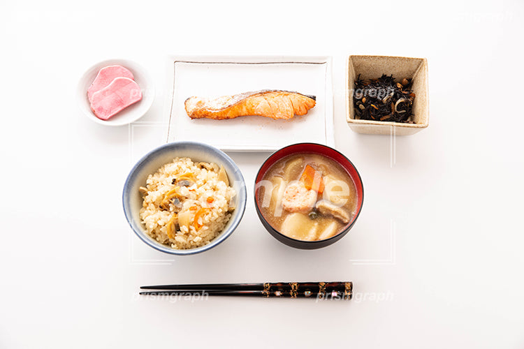 鮭、ひじきやご飯味、噌汁などの和食の朝食 c01907