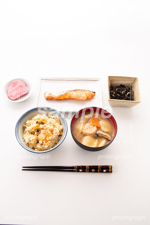 焼いたシャケの切り身とご飯、赤カブの漬物、ひじきなどの和食のセット c01910
