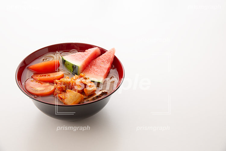 トマトやスイカを入れた冷やし中華麺 c02203