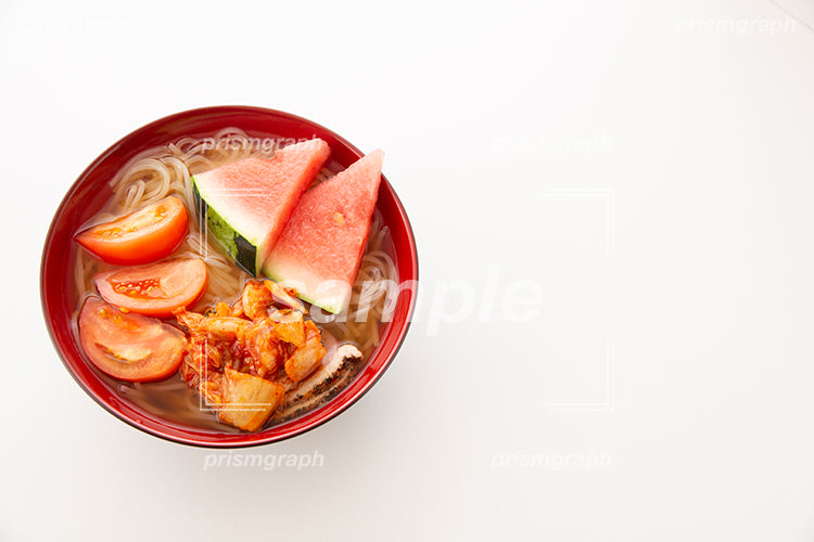 夏の西瓜やトマトなどの具材を入れた中華麺 c02208