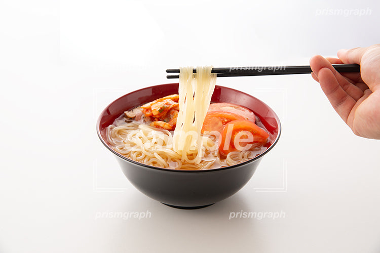 麺を箸で揚げている冷やし中華麺 c02214