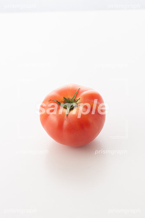 緑黄色野菜のトマトを中央配置 c02304