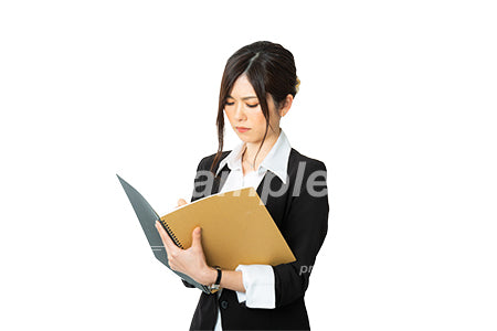 切り抜き写真素材。ペンで何かを書きながら怖い顔をしている女性、目線無し（PSD形式/切抜マスク付き） cta0020718PH
