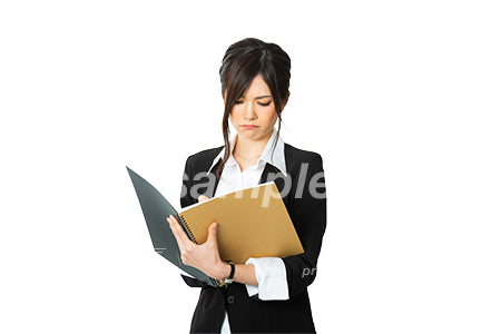 切り抜き写真素材。不満な表情でノートをとる女性、目線無し（PSD形式/切抜マスク付き） cta0020719PH
