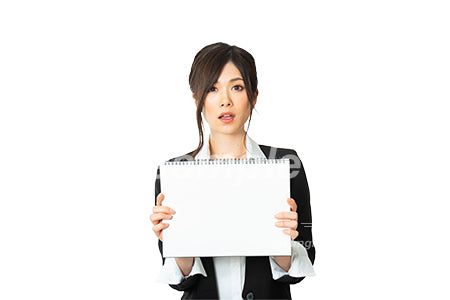 切り抜き。ちょっと驚いた顔で白いボードを持っている日本人女性の、目線有り（PSD形式/切抜マスク付き） cta0020778PH