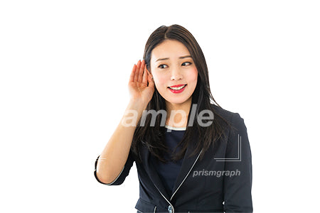 切り抜き。耳に手を当てて話をきいている女性、目線無し（PSD形式/切抜マスク付き） cta0040214PH