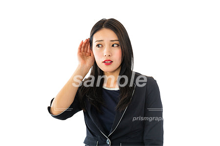 切り抜き。壁に耳を当てて聞いている女性、目線無し（PSD形式/切抜マスク付き） cta0040219PH