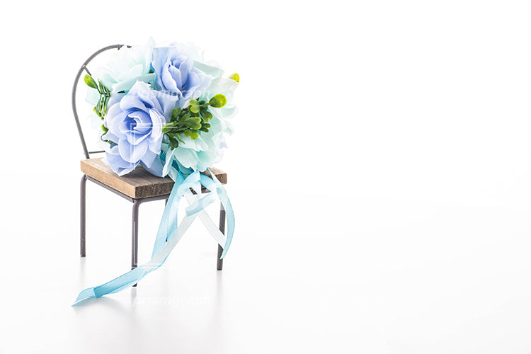 椅子におかれた青い薔薇の花束 e0907