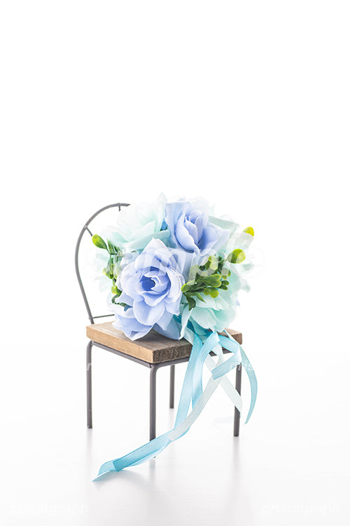 椅子に置いた青い薔薇の花束のブーケ e0908