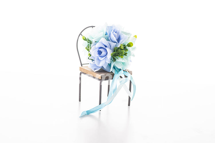 青水色の薔薇の花束を椅子の上に置いた e0909