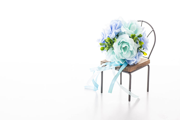 青い薔薇の花束を椅子の上に設置した e0910