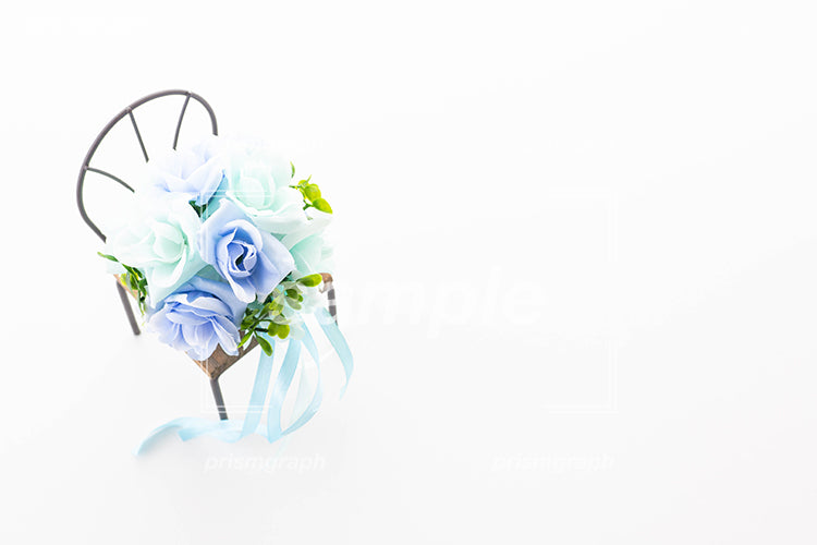 椅子の上に青い花束のブーケを置いた e0913
