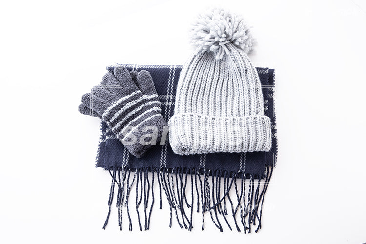 紺のマフラーと手袋と帽子の冬の防寒着 f1715